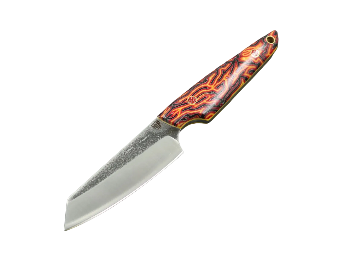 Messerfieber Steinn mit D2-Klinge, rot-orange-schwarz gemustertem Micarta-Griff und gelbem G10-Liner in schräger Seitenansicht