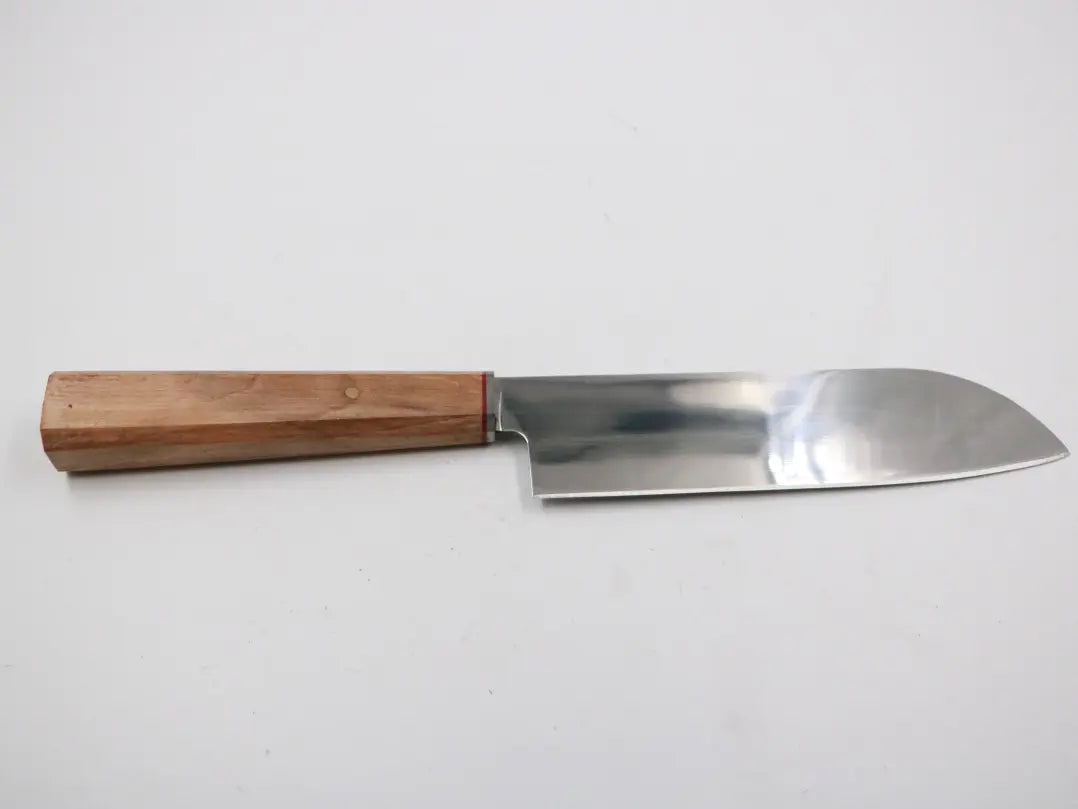 Detailaufnahme der scharfen Edelstahlklinge – Santoku Messer freigestellt