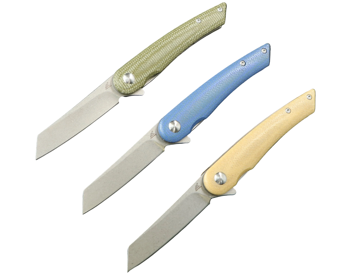 SCHATTENGRAD Breeze – Three open folding knives with angular blades and green, blue and yellow handles.