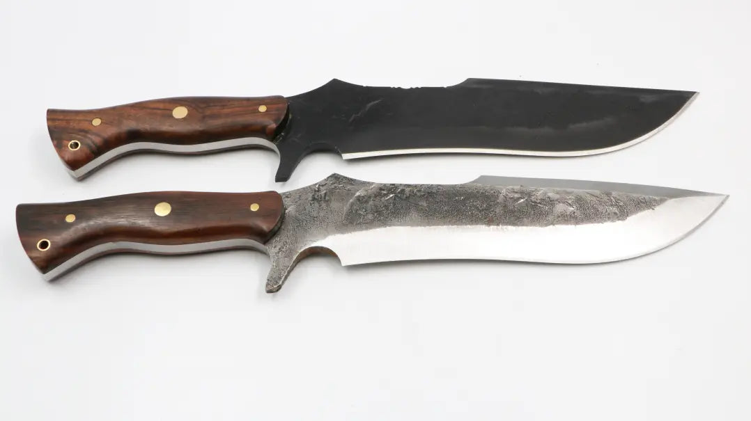 Holzgriff des Survival Sultan Messers, ergonomisch geformt für Outdoor-Einsätze