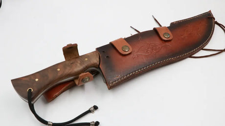 Seitenansicht des Big Bowie mit passgenauer handgearbeiteter Lederscheide, aufgenommen auf neutralem Hintergrund.