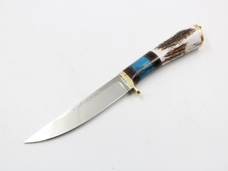 Blauhirsch Messer in geöffneter Lederscheide auf Felsoberfläche