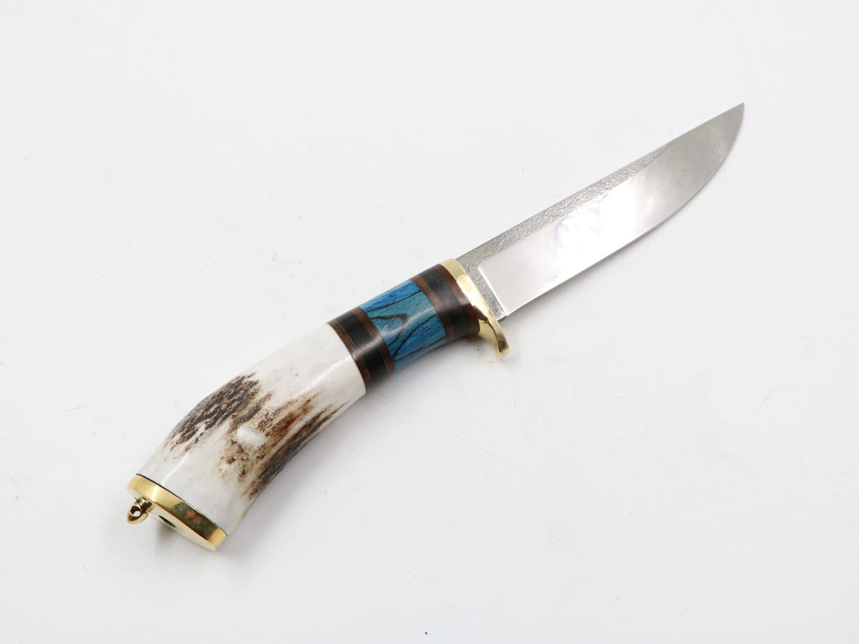 Hand hält Blauhirsch Messer – ergonomischer Griff in der Anwendung