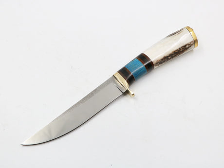 Detailansicht: Logo und Stahlangabe auf der Klinge des Blauhirsch