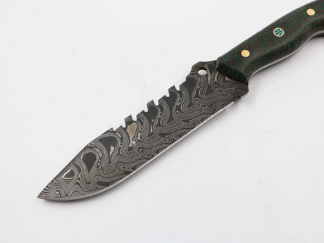 Klinge aus Damaszenerstahl mit charakteristischem Muster, frontal fotografiert