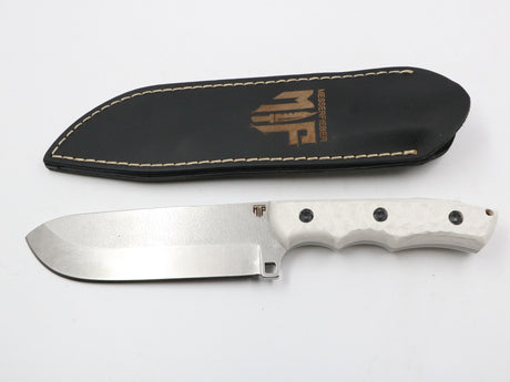 Seitenansicht des Bushcraft Dog – robustes Schneidwerkzeug aus Edelstahl