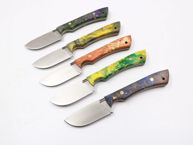 Messerfieber Farbzwerge – alle Farben (stabilisierte Maser-Pappel), N690-Klinge 75 mm, Full-Tang, Messer nach links, weißer Hintergrund