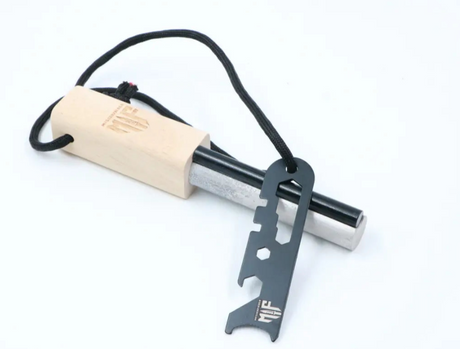 Feuerstängle Feuerstarter mit 16 mm Magnesium-Feuerstahl und Multischaber – freigestellt