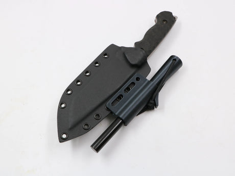 Feuerstahl mit Kydex-Halterung und Messer auf weißem Hintergrund – Survival Life XXL-Feuerstarter für Outdoor, Bushcraft und Camping