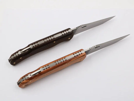 Messer mit Backlock-Mechanismus und Griff aus Wengeholz – aufgenommen in Fotobox