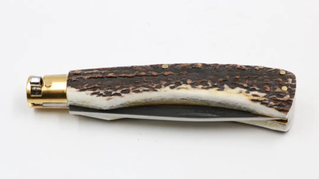 Geschlossenes Hirschfieber H2 Taschenmesser mit gezeigtem Hirschhorn-Griff

