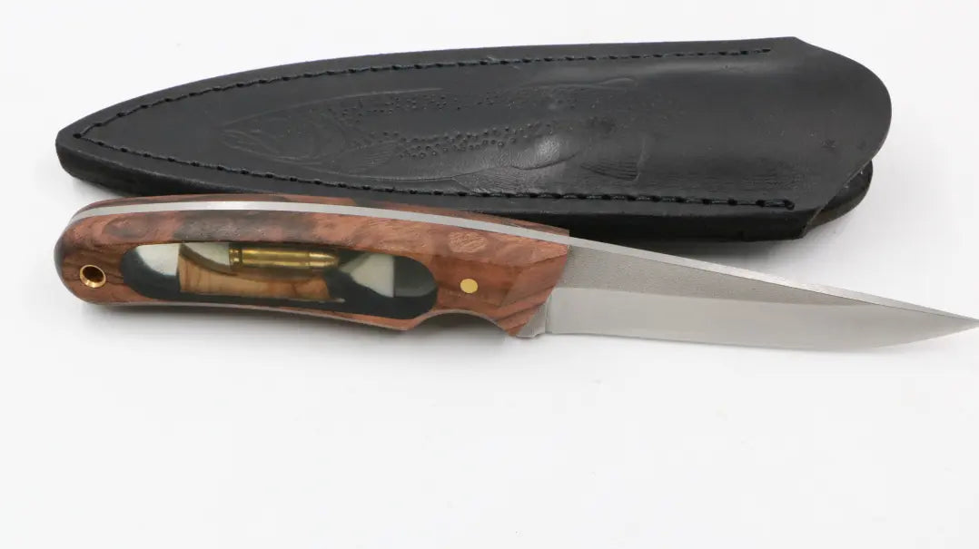 Wobbi hunter knife with cartridge