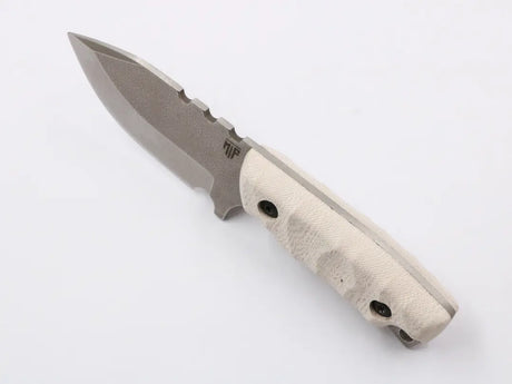 Fokus auf den strukturierten T10-Griff des Kompaktsturm Messers, zeigt Textur und ergonomisches Design in Studioaufnahme.

