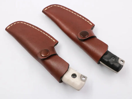 Messerfieber Kompaktsturm zusammen mit passgenauem Lederholster, arrangiert auf weißem Hintergrund für Produktpräsentation.

