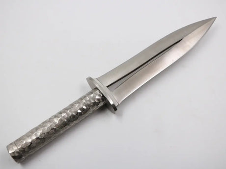 Detailansicht der Klinge aus N690 Böhler Stahl des Messerfieber Sparta