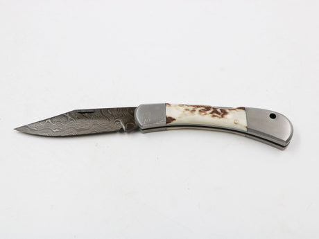 Messerfieber Hirschkralle mit Damastklinge und einzigartigem Hirschhorngriff in Seitenansicht