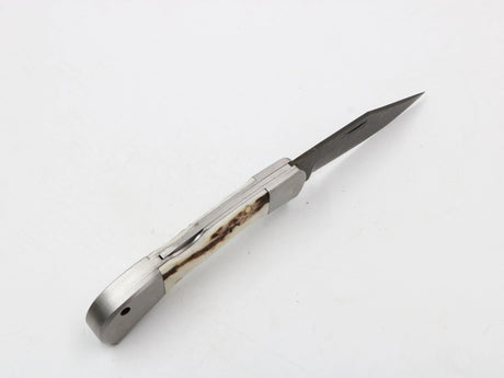 Messerfieber Hirschkralle halb geöffnet – Details der Klingenbasis und Griffverarbeitung sichtbar

