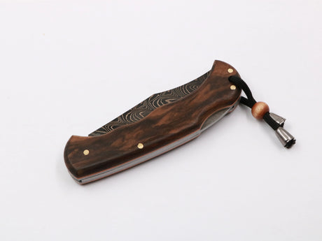 Detailaufnahme des Holzgriffs vom Messerfieber Naturrausch aus Walnuss zugeklappt