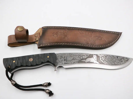 Gesamtansicht des Black Wolf mit T10-Griff und Lederscheide – fotografiert auf weißem Untergrund