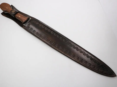 Gesamtansicht des Messerfieber Eiserner Thron mit Lederscheide – Outdoor-Werkzeug fotografiert in Fotobox