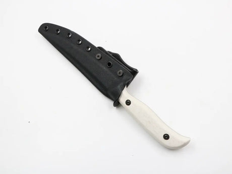 Messerfieber Fillet Knife mit Kydex-Scheide – Das Filetiermesser sicher verstaut in einer robusten und langlebigen Kydex-Scheide für Schutz und einfachen Transport.