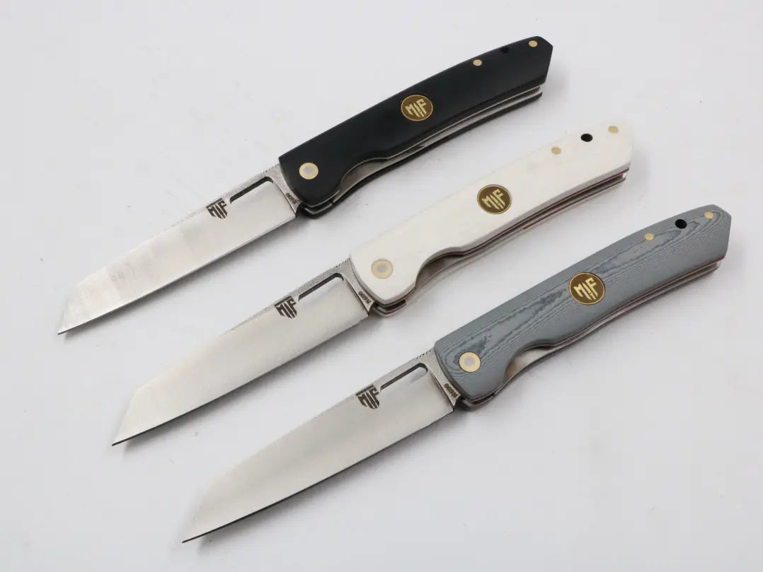 Alle drei Farbvarianten des Urban Sharp nebeneinander – schwarz, grau, khaki