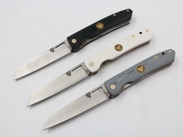 Alle drei Farbvarianten des Urban Sharp nebeneinander – schwarz, grau, khaki