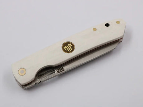 Urban Sharp in geschlossener Position – schlankes Profil mit Clip