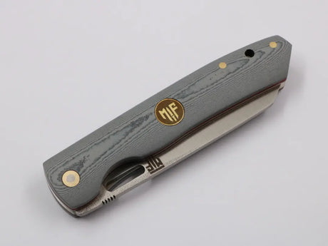 Urban Sharp als stilvolles Alltagswerkzeug – geöffnete Darstellung mit Schattenwurf