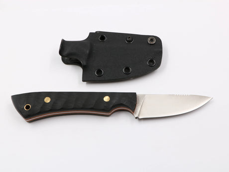 Seitenansicht des Bergspitzla-Messers von Messerfieber mit Kydex-Scheide und ergonomischem Griff in Fotobox