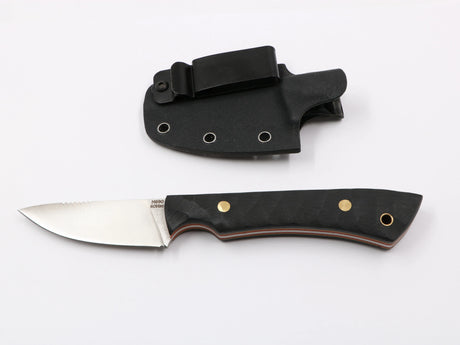 Seitenansicht des Bergspitzla-Messers von Messerfieber mit Kydex-Scheide und ergonomischem Griff in Fotobox links