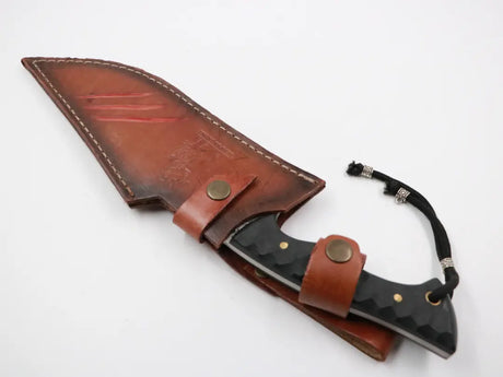 Das Kambur Schneidwerkzeug aus leicht schräger Perspektive fotografiert, betont Griff und Klinge gleichermaßen.