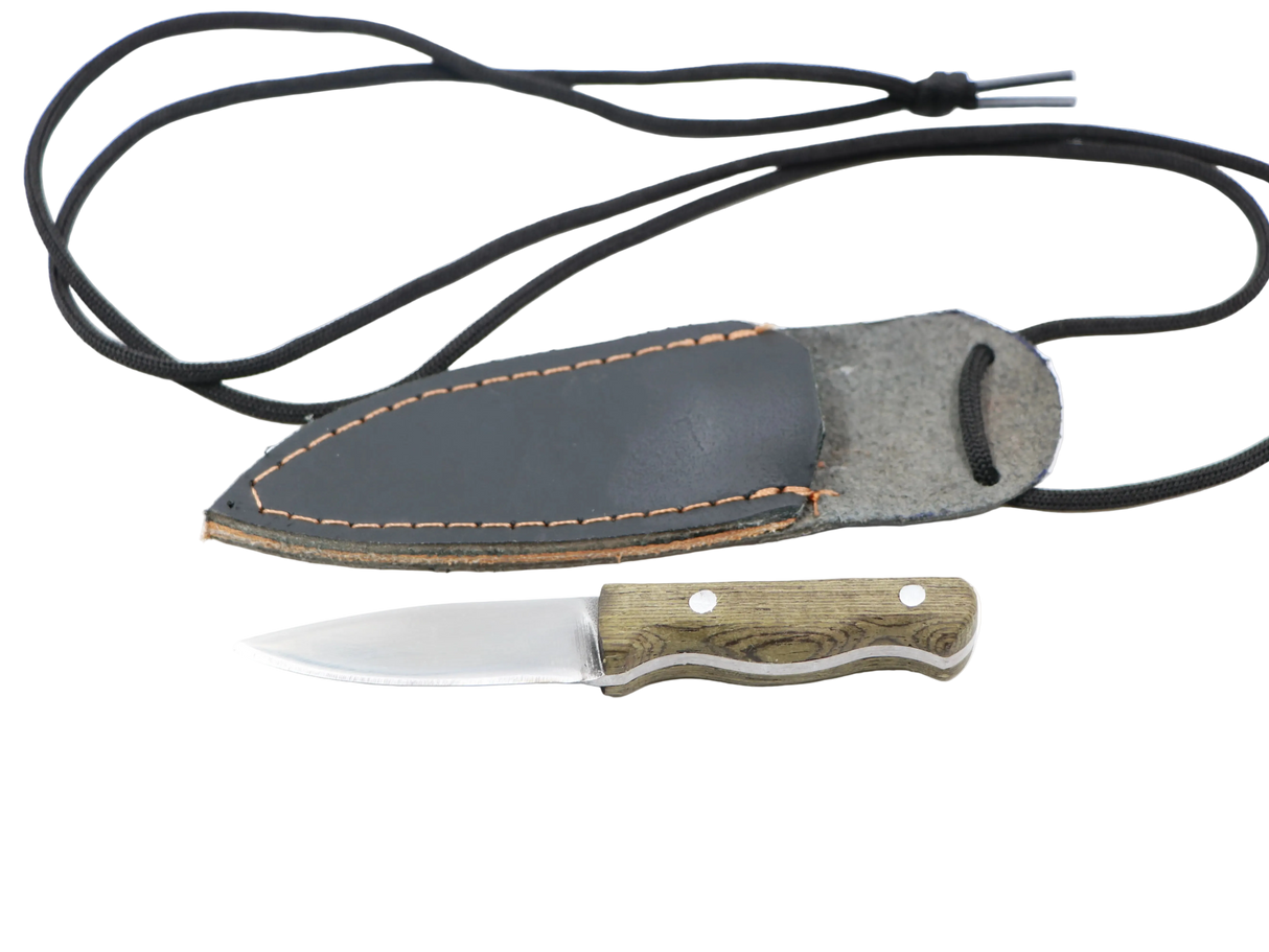 Neckwood Neckknife mit Lederscheide und Halskordel – Setansicht in Grün