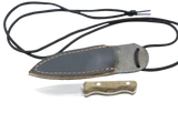 Neckwood Neckknife mit Lederscheide und Halskordel – Setansicht in Grün