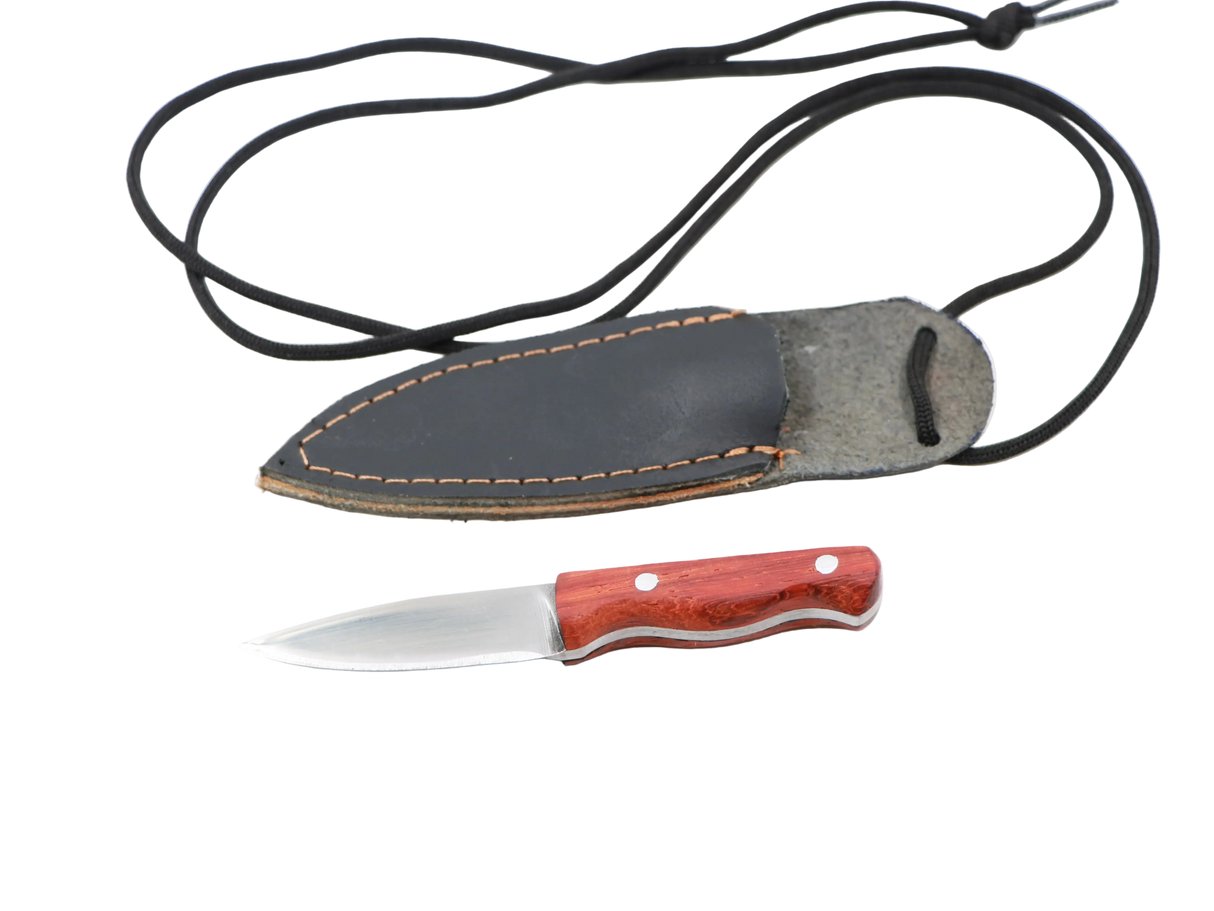 Messerfieber Neckwood – Lederscheide mit Halsband, Detailansicht mit Lederscheide in Padouk