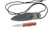 Messerfieber Neckwood – Lederscheide mit Halsband, Detailansicht mit Lederscheide in Padouk