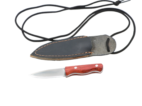 Messerfieber Neckwood – Lederscheide mit Halsband, Detailansicht mit Lederscheide in Padouk