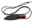 Messerfieber Neckwood – Lederscheide mit Halsband, Detailansicht mit Lederscheide inPadouk