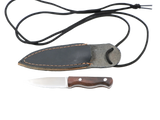 Messerfieber Neckwood – Lederscheide mit Halsband, Detailansicht mit Lederscheide in Walnuss