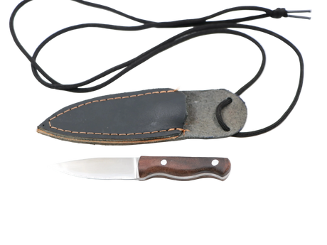 Messerfieber Neckwood – Lederscheide mit Halsband, Detailansicht mit Lederscheide in Walnuss