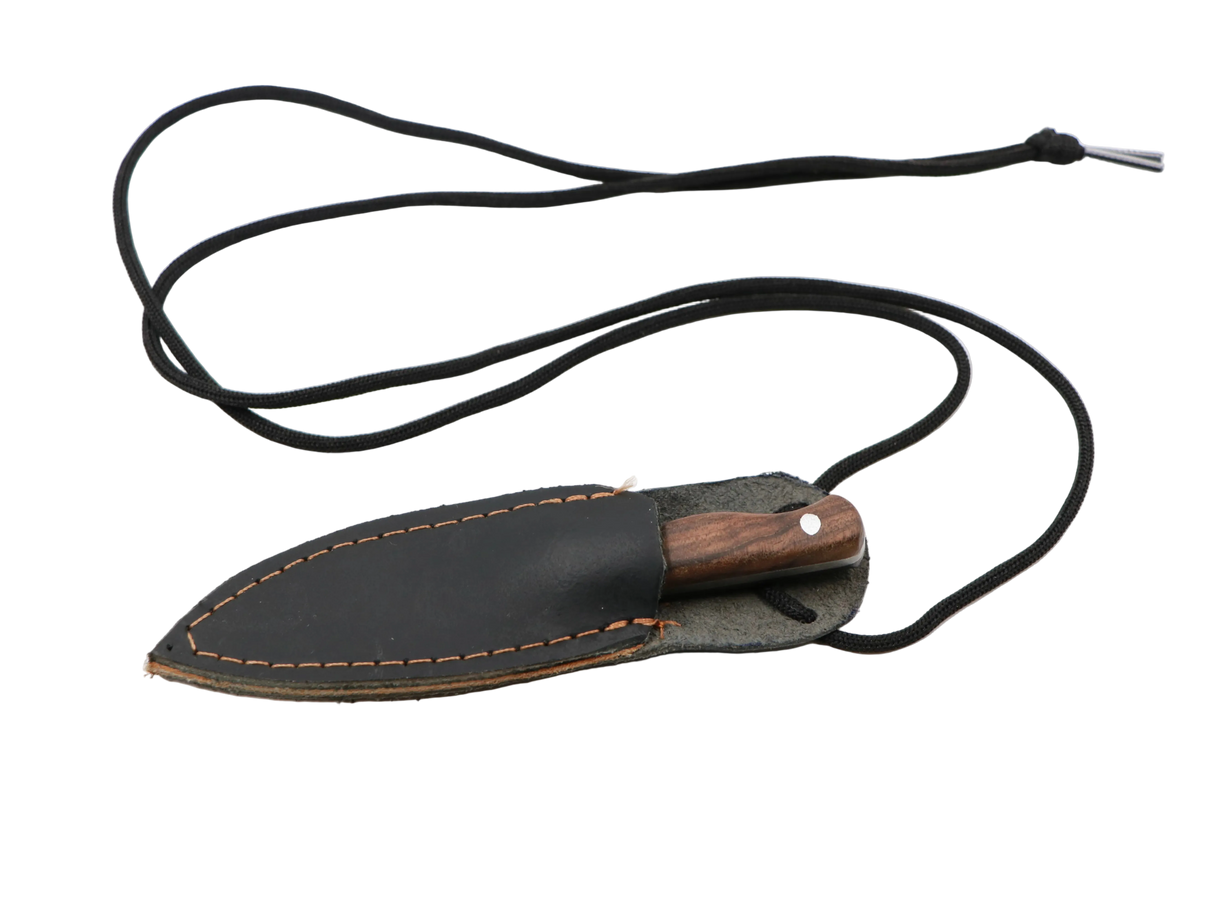 Messerfieber Neckwood – Lederscheide mit Halsband, Detailansicht mit Lederscheide in Walnuss
