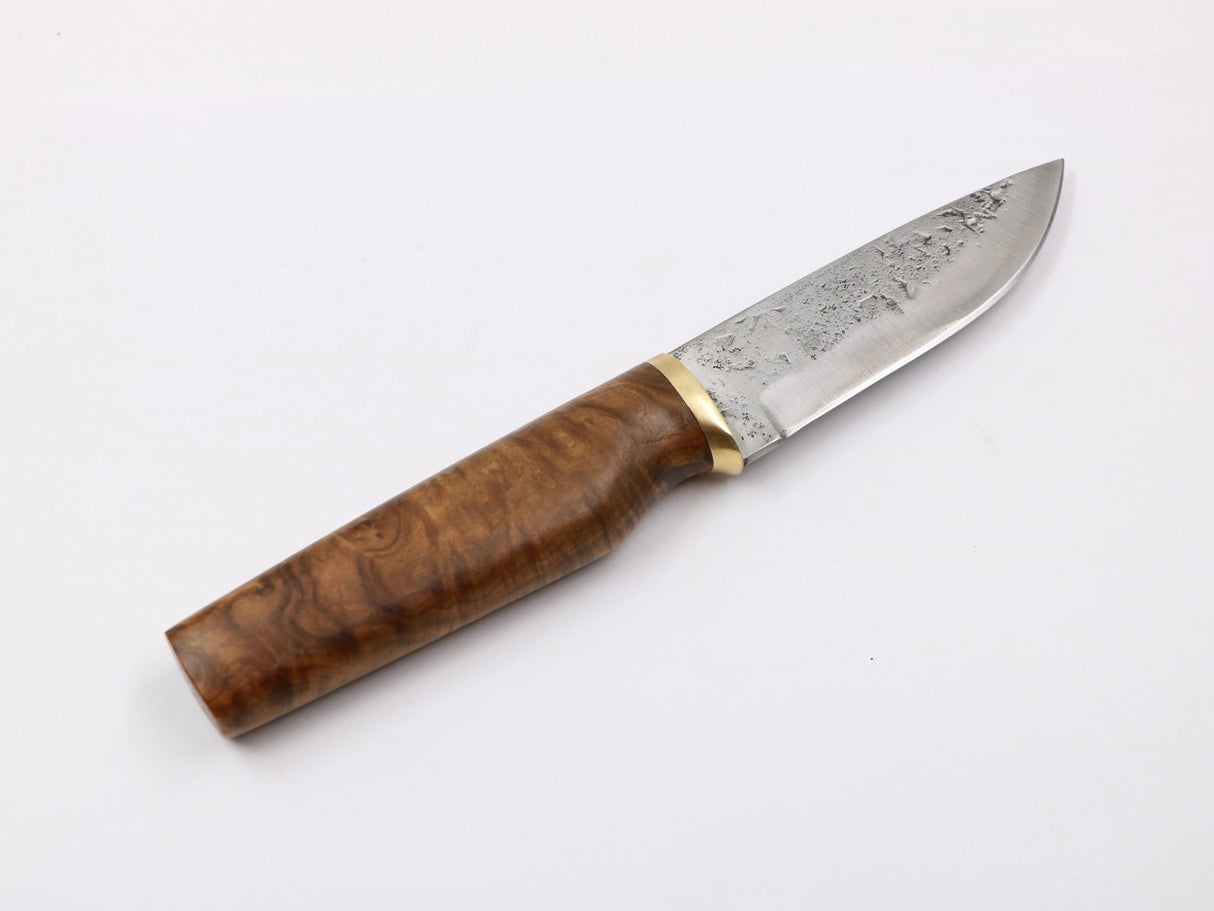 Nordic Grain Messer mit Maßerpappelgriff und Messing-Parierstange – traditionelles Puukko-Design