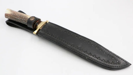 Das Messerfieber Old Deer sicher verstaut in der passgenauen Lederscheide, fotografiert von oben.