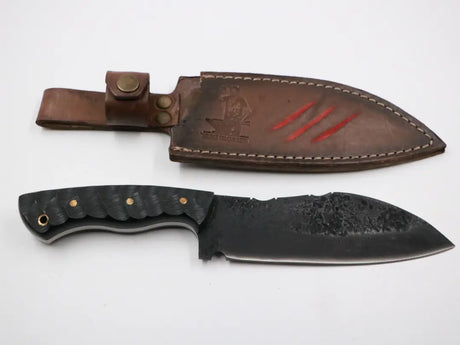 Der strukturierte T10-Kunststoffgriff des Messerfieber Orca in Detailansicht, ergonomisch geformt und robust.