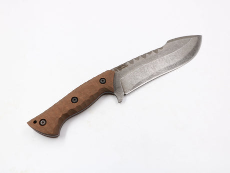 Hawkknife Säbelzahnhunter – T10 Braun, Gesamtansicht, 1067-Carbonstahl, Full-Tang, weißer Hintergrund rechts