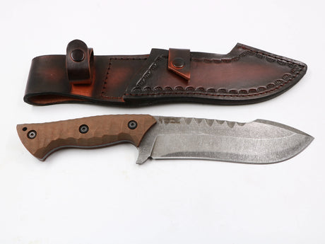 Hawkknife Säbelzahnhunter – T10 Braun, Gesamtansicht, 1067-Carbonstahl, Full-Tang, weißer Hintergrund rechts mit Lederscheide