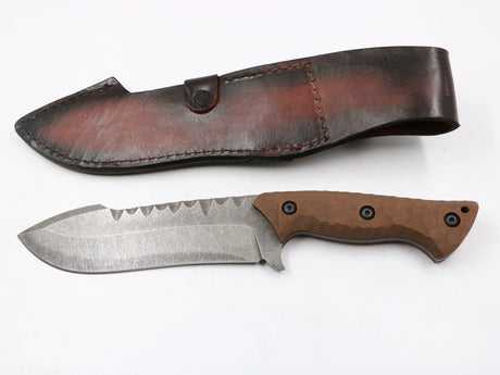 Hawkknife Säbelzahnhunter – T10 Braun, Gesamtansicht, 1067-Carbonstahl, Full-Tang, weißer Hintergrund links mit Lederscheide