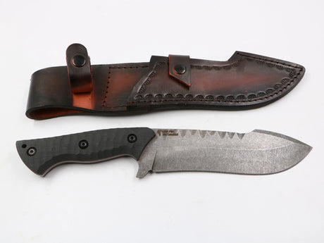 Hawkknife Säbelzahnhunter – T10 Schwarz, Seitenansicht der 175-mm-Klinge, weißer Hintergrund rechts mit Lederscheide