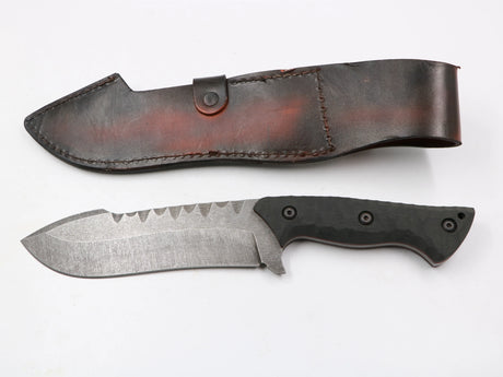 Hawkknife Säbelzahnhunter – T10 Schwarz, Seitenansicht der 175-mm-Klinge, weißer Hintergrund Lederscheide links