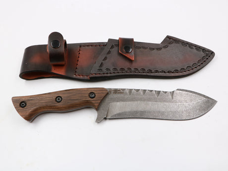 Hawkknife Säbelzahnhunter – Walnuss mit Lederholster, Setaufnahme, weißer Hintergrund rechts